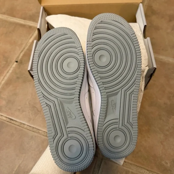 NEW IN BOX Nike Air Force 1 (GS) - White / Wolf Grey - Picture 4 of 6